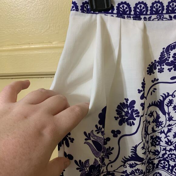 Lily Whyt Blue and White Fine China High Waisted Shorts Size 8 - Picture 13 of 14